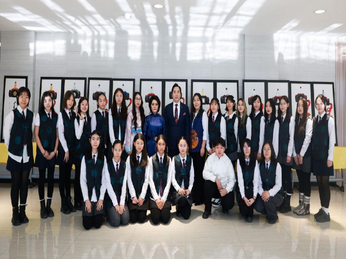 Ерөнхий боловсролын 34 дүгээр сургуулийн багш, сурагчид НИТХ-ын танхимд “Монгол өв соёл” бийрийн бүтээлийн үзэсгэлэнгээ дэлгэлээ